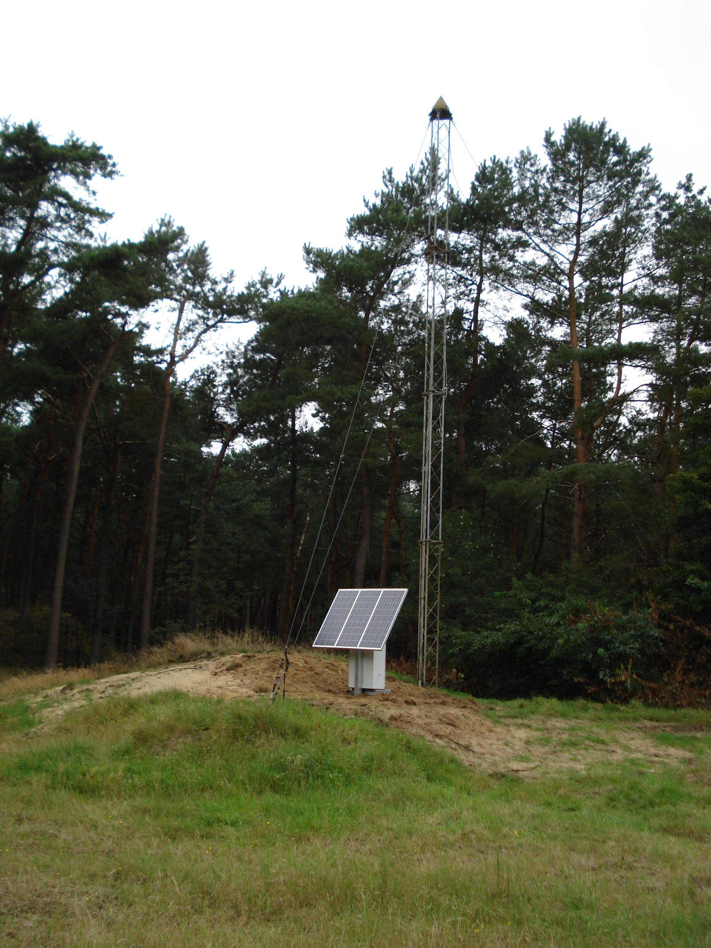 KOSG_Antenna_mast_with_Solar_Panels_1.jpg