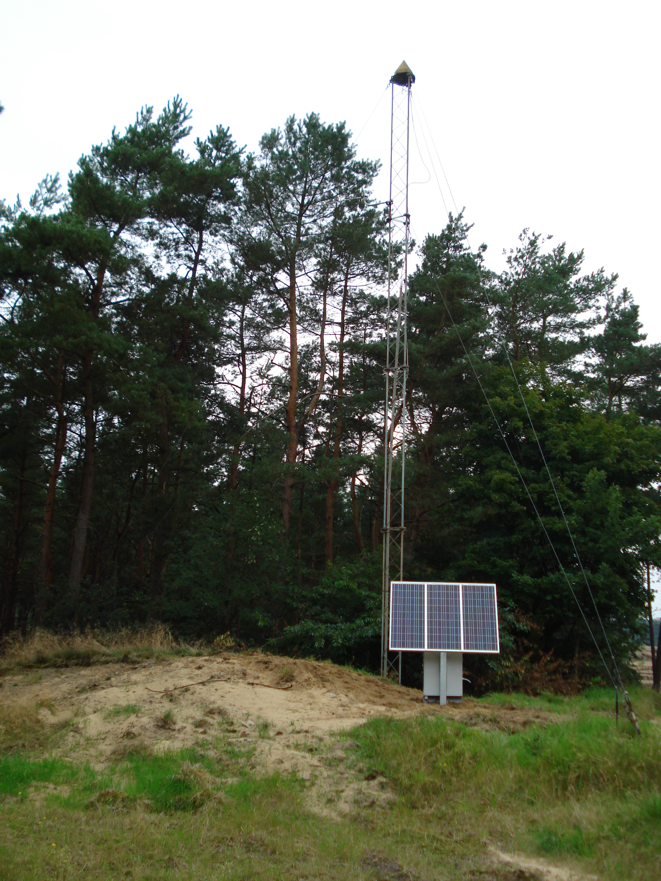 KOSG_Antenna_mast_with_Solar_Panels_2.jpg