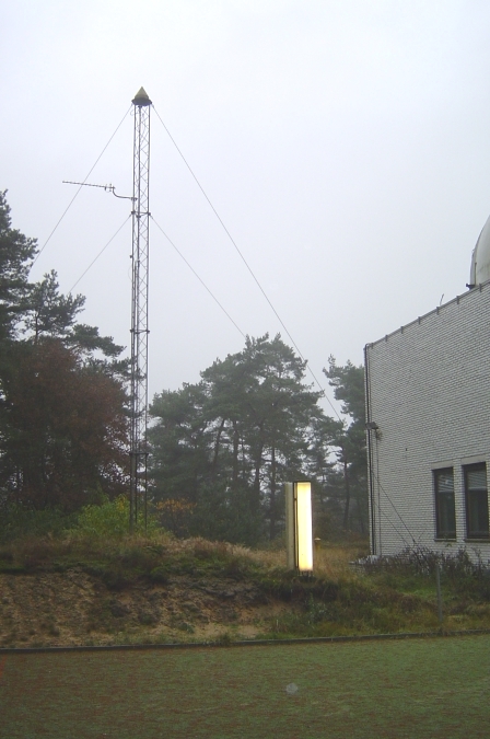 KOSG_Antenna_mast_with_observatory_2004.jpg